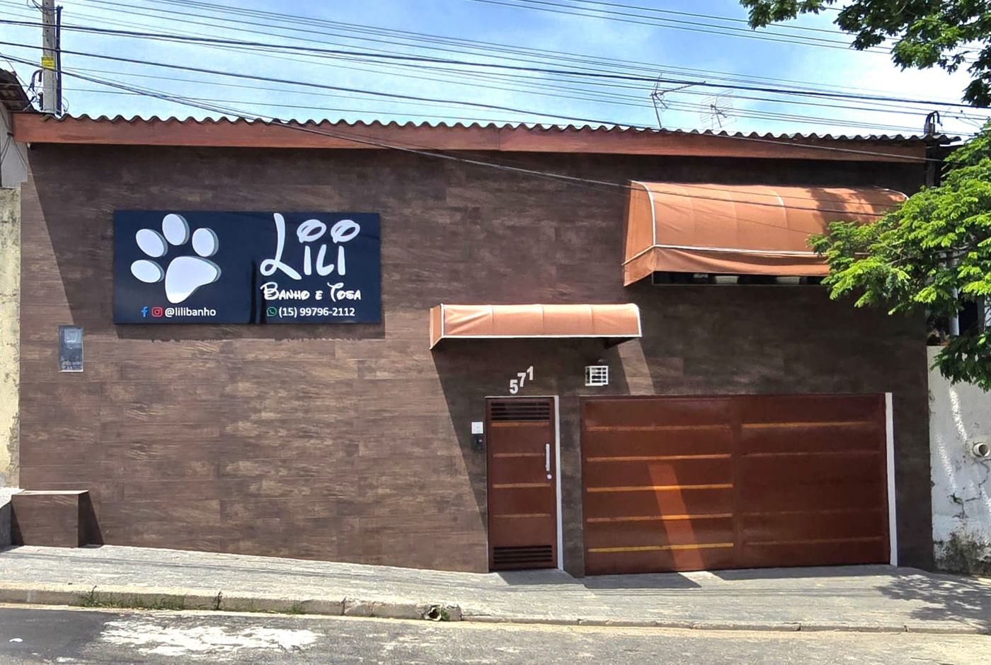 Fachada da Lili Banho & Tosa com placa e portão marrom